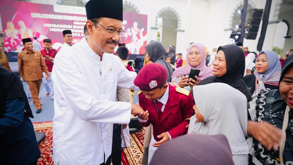 Gus Ipul Serahkan 1 500 Paket Sembako Di Pasuruan Dorong Pemberdayaan Ekonomi