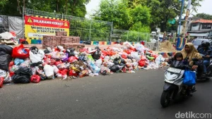 Pembatasan Kuota Bantar Gebang Sampah Meluber Di Jalanan Slipi Jakarta