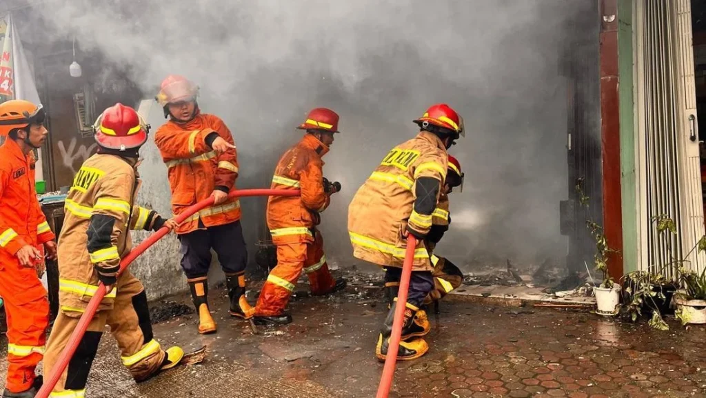 Gudang Ekspedisi Depok Terbakar Hebat Percikan Api Bak Pesta Kembang Api