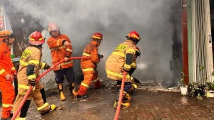 Gudang Ekspedisi Depok Terbakar Hebat Percikan Api Bak Pesta Kembang Api