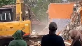 Viral Pria Di Pati Robohkan Rumah Setelah Mantan Istri Akan Menikah Lagi