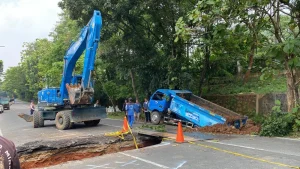 Truk Sda Terperosok Di Lenteng Agung Jalan Amblas Akibat Saluran Air Keropos