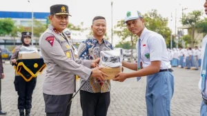 Kapolda Jateng Beri 1 000 Sepatu Gratis Ke Pelajar Sukoharjo