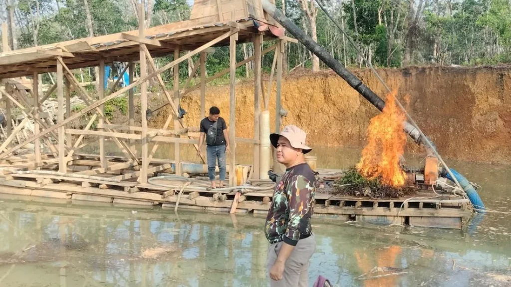 Polisi Tertibkan Tambang Emas Ilegal Di Kuansing 9 Rakit Dibakar