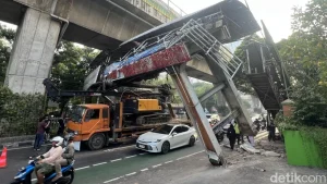 Truk Nyangkut Jpo Tendean Dishub Imbau Hindari Lokasi Dan Gunakan Alternatif