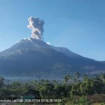 Gunung Lewotobi Laki Laki Flores Timur Erupsi Dua Kali Abu Capai 800 Meter
